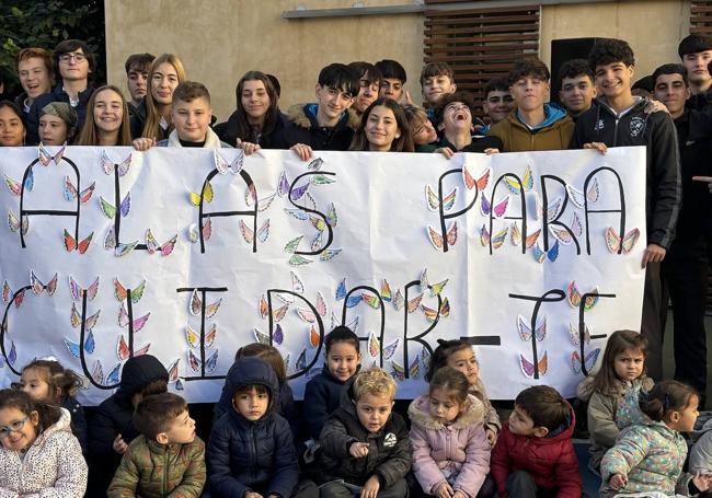 En Badajoz, los alumnos del colegio Santo Ángel han celebrado un acto para conmemorar el 25N, con el lema «Alas para Cuidar-TE».