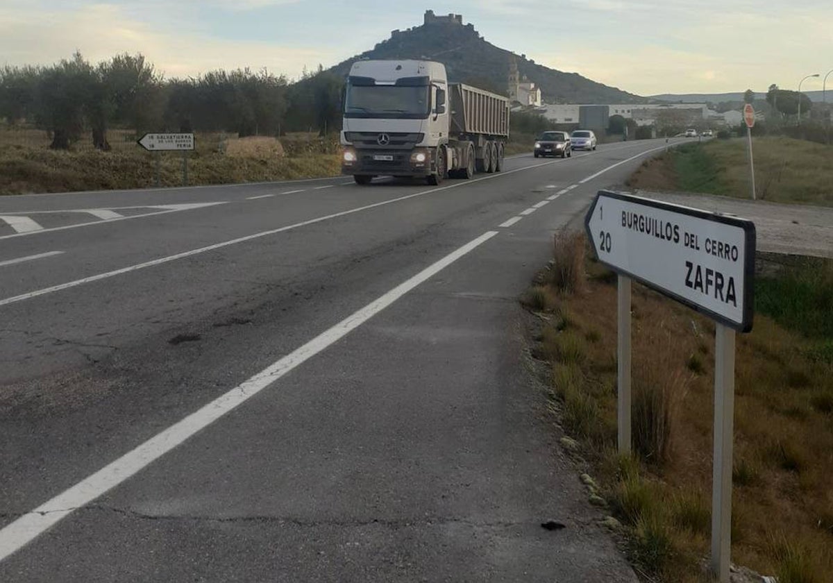 Tramo entre Zafra y Jerez a su paso por Burguillos del Cerro a través de la carretera autonómica Ex-112.