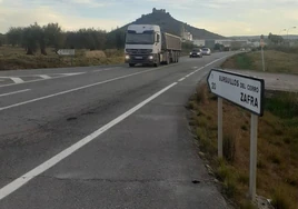 Tramo entre Zafra y Jerez a su paso por Burguillos del Cerro a través de la carretera autonómica Ex-112.