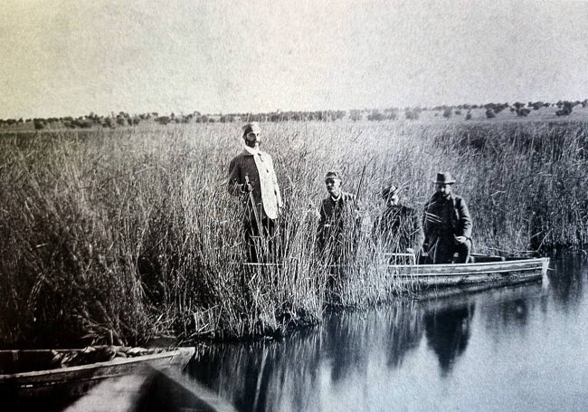 Año 1883. Alfonso XII cazando patos en Coria.