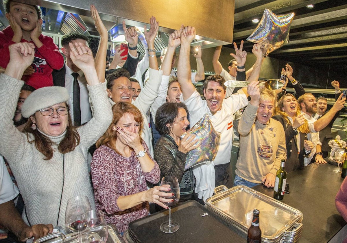 Los empleados de Atrio al conocer la concesión de la tercera estrella hace un año.