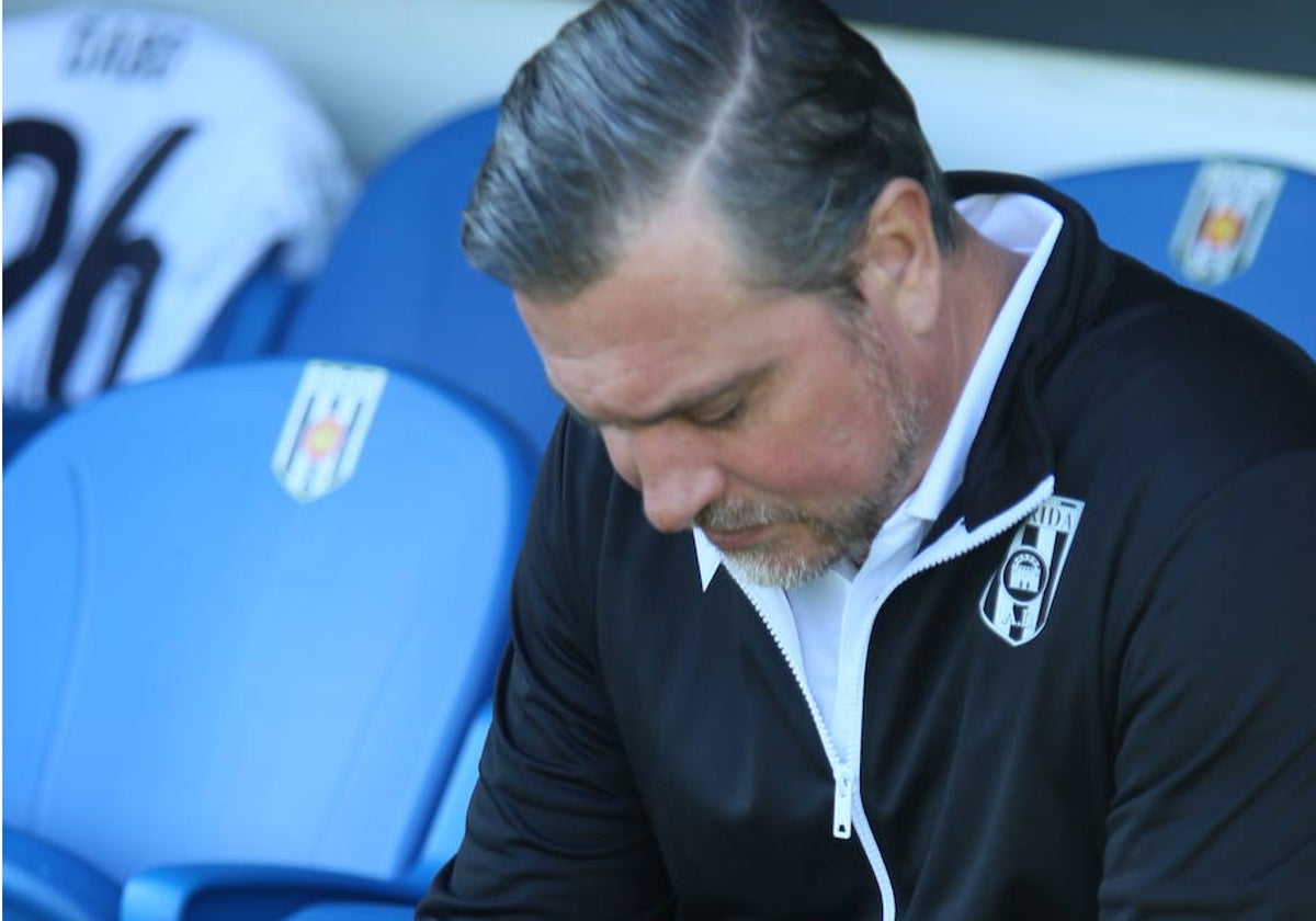 Ruano, técnico del Mérida, en el banquillo del Romano el pasado sábado.