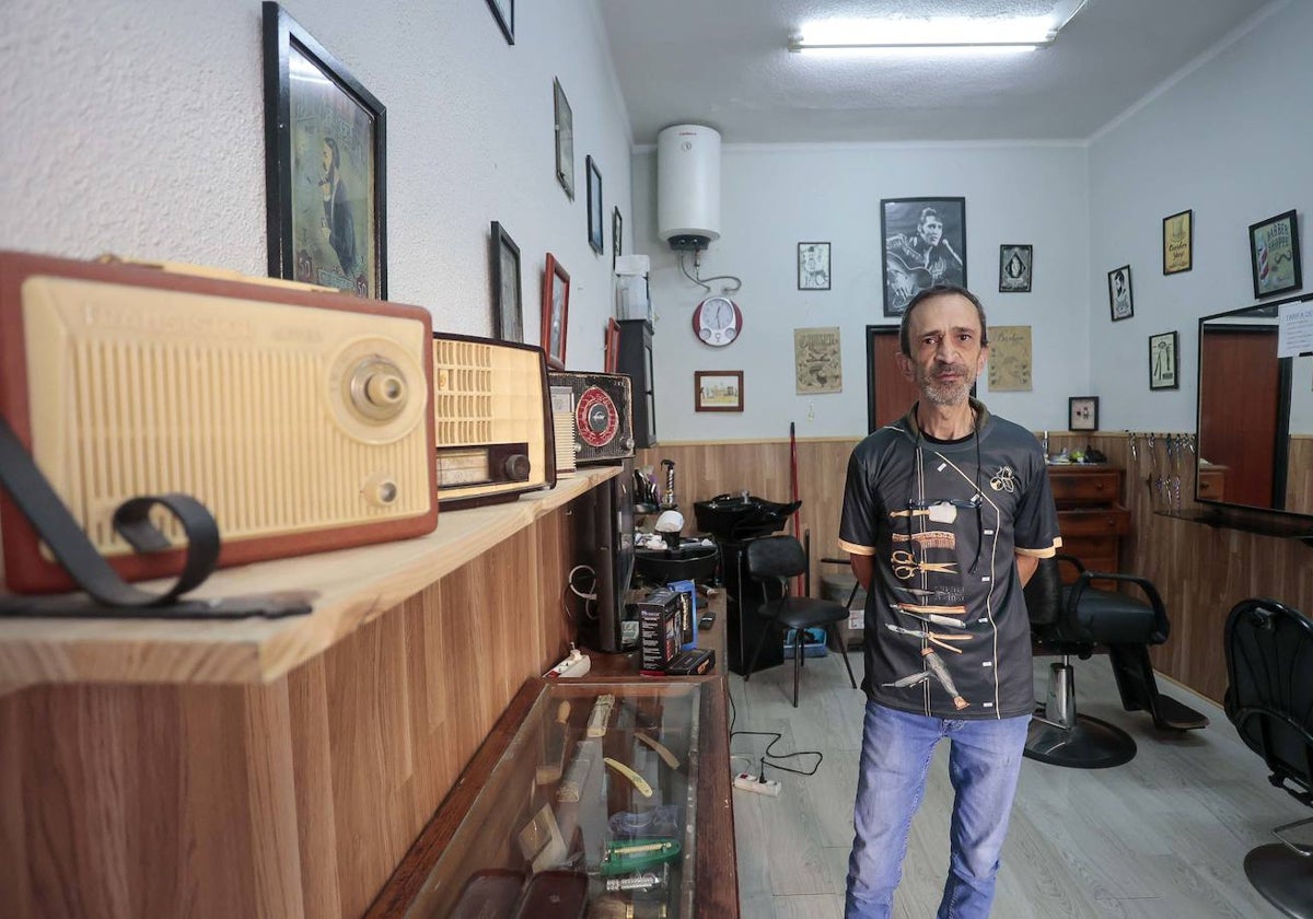 Germán en su barbería, en donde muestra objetos de otras épocas.