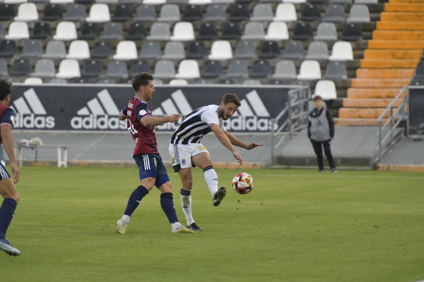 Imágenes del partido entre el Badajoz y G. Segoviana