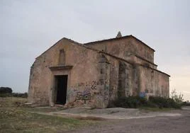 Los restos de la ermita de Santa Ana, donde se utilizó cemento y pintura, tienen elementos, como una chimenea, que se quedaron tras el rodaje de 'Teresa el cuerpo de Cristo'.