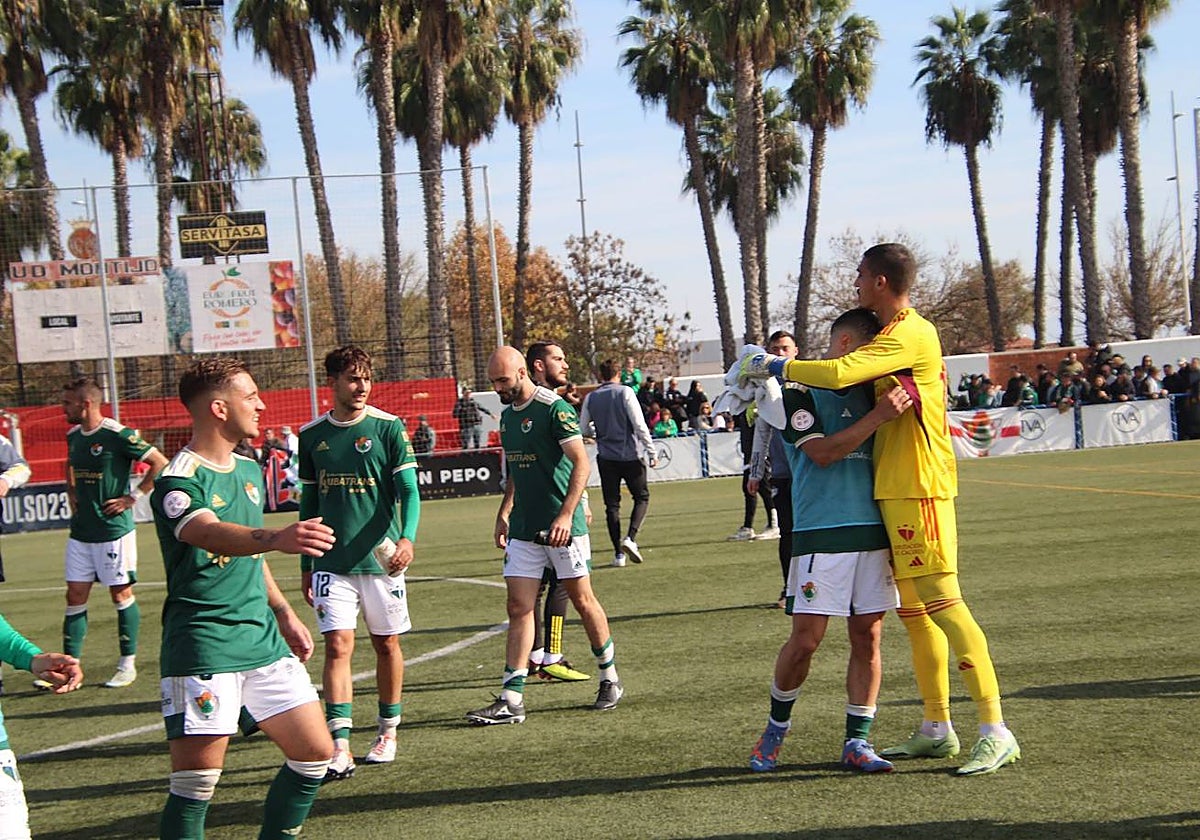 Alegría en las filas del Cacereño tras el triunfo.