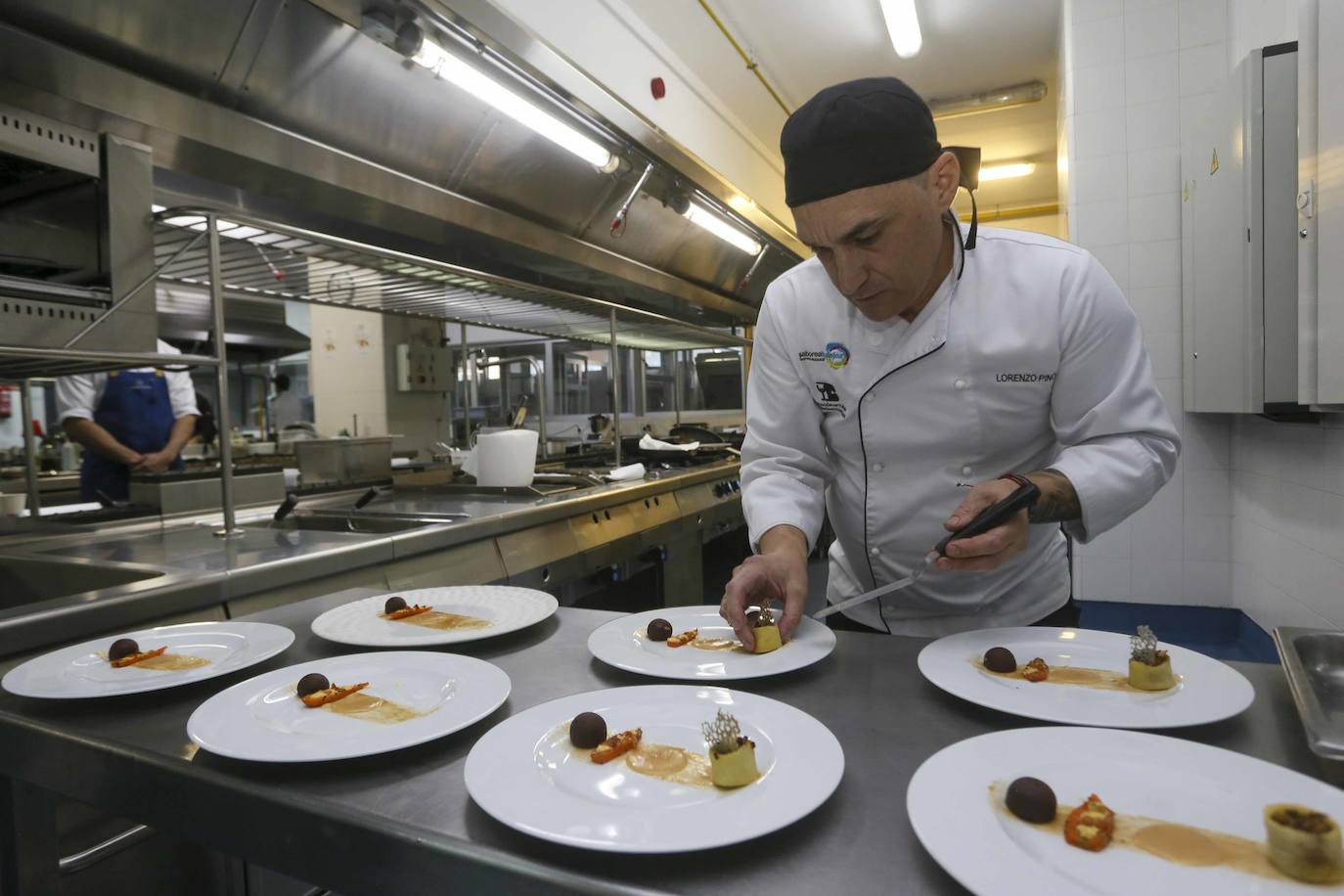 Lorenzo Pino, trabajando en su elaboración. 