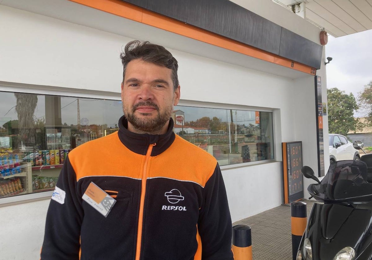 Juan Carlos Franco, en su puesto de trabajo tras el robo sufrido este lunes en una gasolinera de Badajoz.