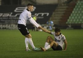 Sandoval ayuda a levantarse a Pepe Sainz en un momento del partido ante el Recre.