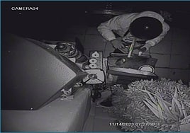 Un ladrón con casco de moto captado robando el bar la Casona Baja.