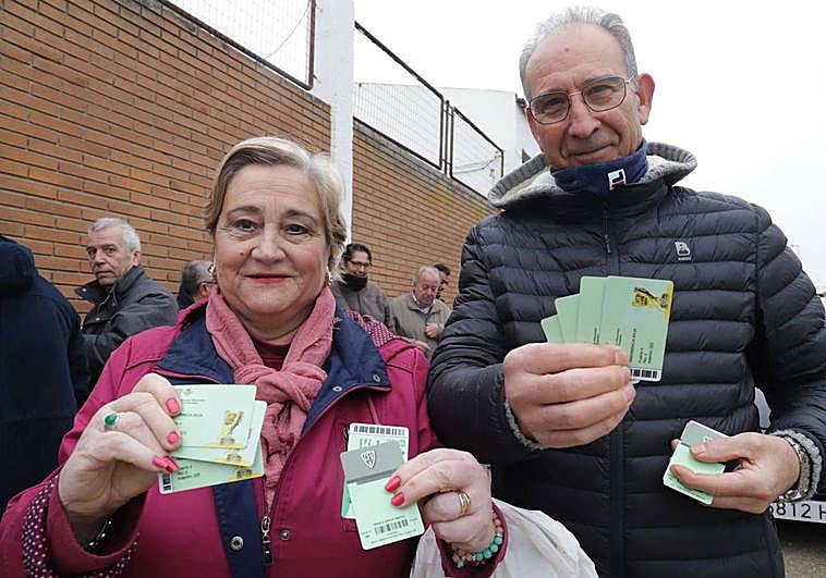 Ángela y Manuel han sido los primeros en llevarse esta mañana sus entradas para el partido.