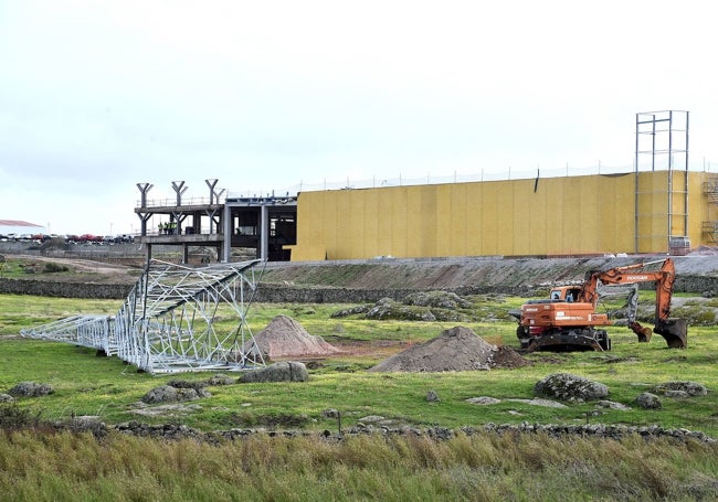 Fábrica que Diamond Foundry está construyendo en el polígono industrial de Trujillo, con una torre de alta tensión en el suelo, a la izquierda.