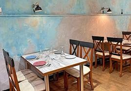 Comedor en tonos azules y marinos del restaurante Agallas.