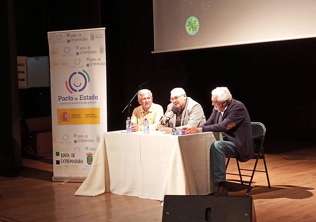 Imagen secundaria 1 - Arriba, panorámica del salón de actos, con la rampa lateral construida hasta el escenario. Abajo, el alcalde, ÓscarDíaz, flanqueado por Antonio Nogales y José María Corrales; a la derecha, Corrales durante su conferencia.