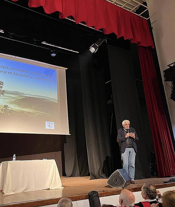 Imagen secundaria 2 - Arriba, panorámica del salón de actos, con la rampa lateral construida hasta el escenario. Abajo, el alcalde, ÓscarDíaz, flanqueado por Antonio Nogales y José María Corrales; a la derecha, Corrales durante su conferencia.