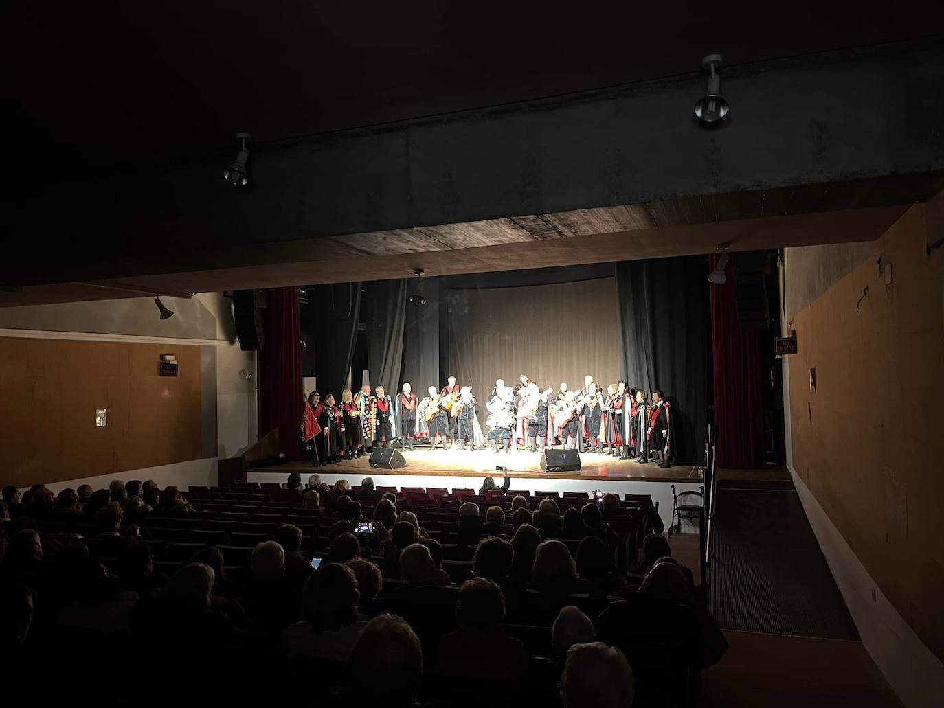 Imagen principal - Arriba, panorámica del salón de actos, con la rampa lateral construida hasta el escenario. Abajo, el alcalde, ÓscarDíaz, flanqueado por Antonio Nogales y José María Corrales; a la derecha, Corrales durante su conferencia.