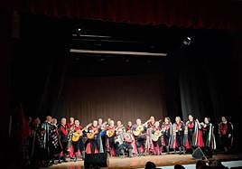 Momento de la actuación de la Tuna de la Universidad de Mayores de Extremadura, el pasado viernes, 24 de noviembre.