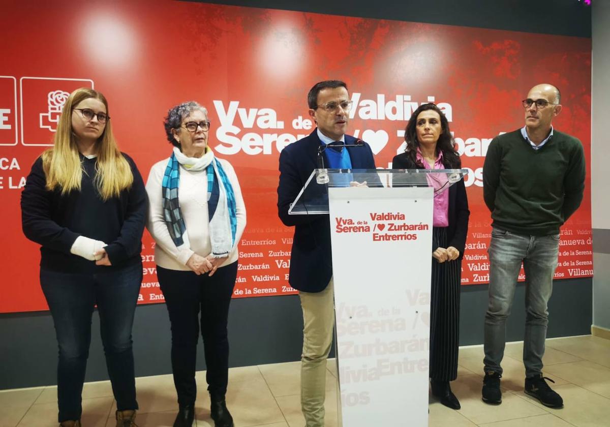 Gallardo acompañado de miembros del PSOE de Villanueva en la rueda de prensa de esta mañana.