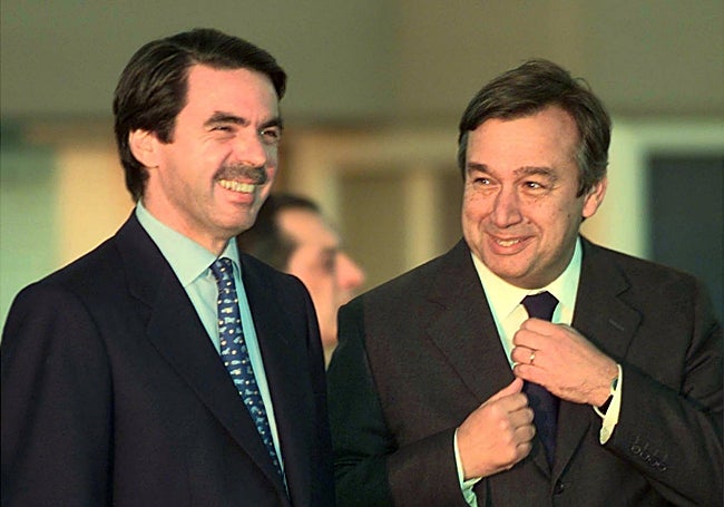 José María Aznar, presidente del Gobierno, y Antonio Guterres, primer ministro luso, tras pactar el convenio de Albufeira en noviembre de1998 .