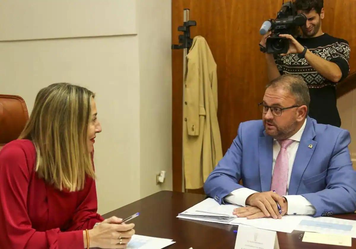 La presidenta de la Junta, María Guardiola, y el alcalde de Mérida, Antonio Rodríguez Osuna