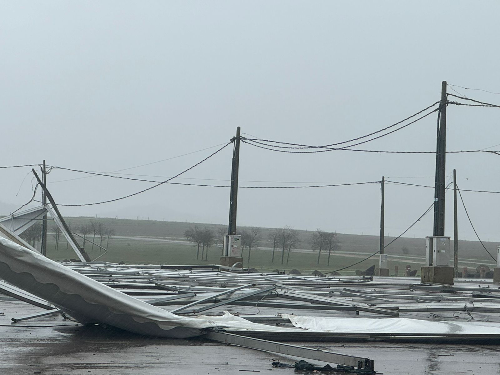 Estructura de la carpa tumbada por el viento en el recinto ferial de Cáceres.