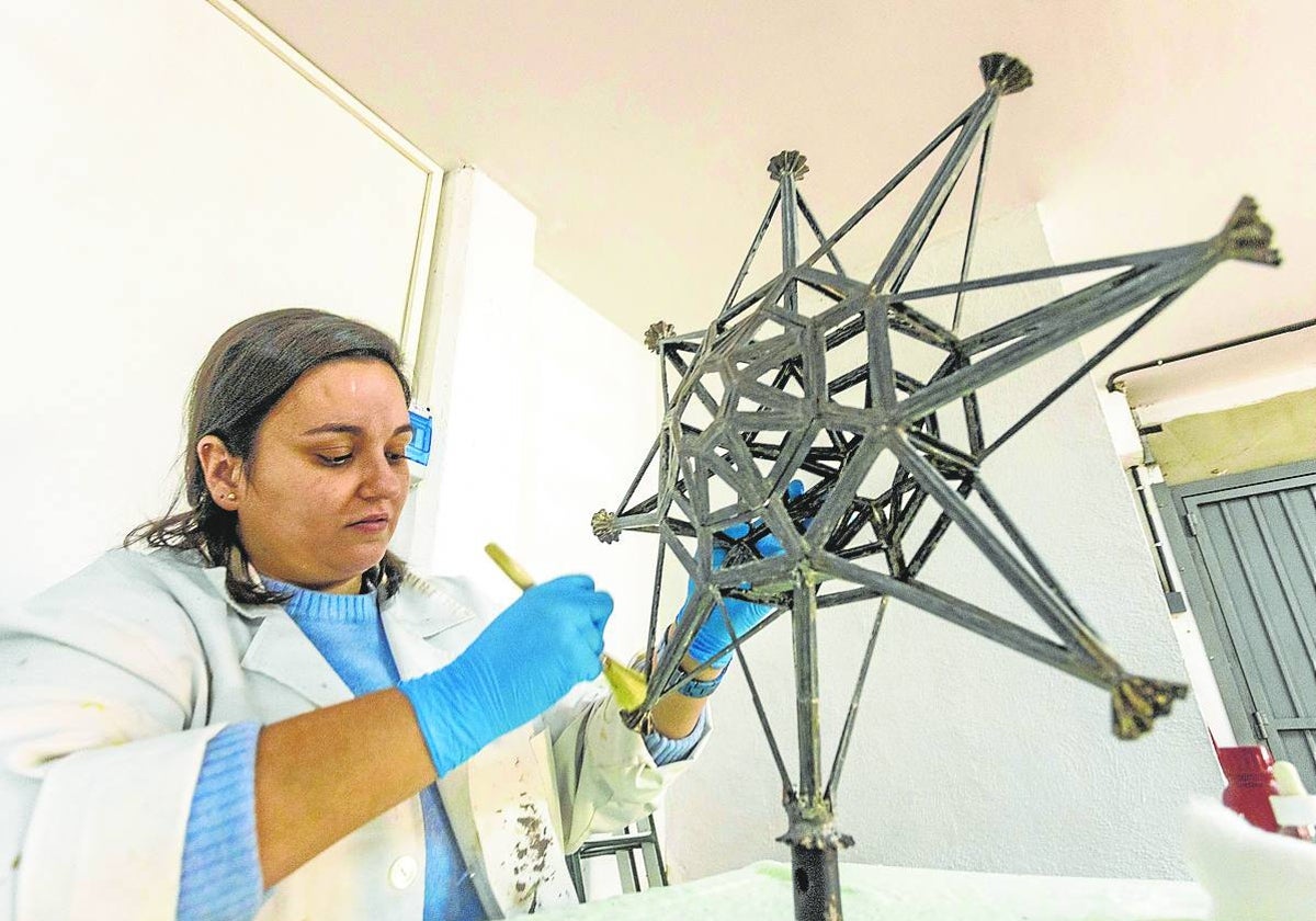 Clara Hurtado trabaja en la restauración de la estrella para reponerla próximamente.