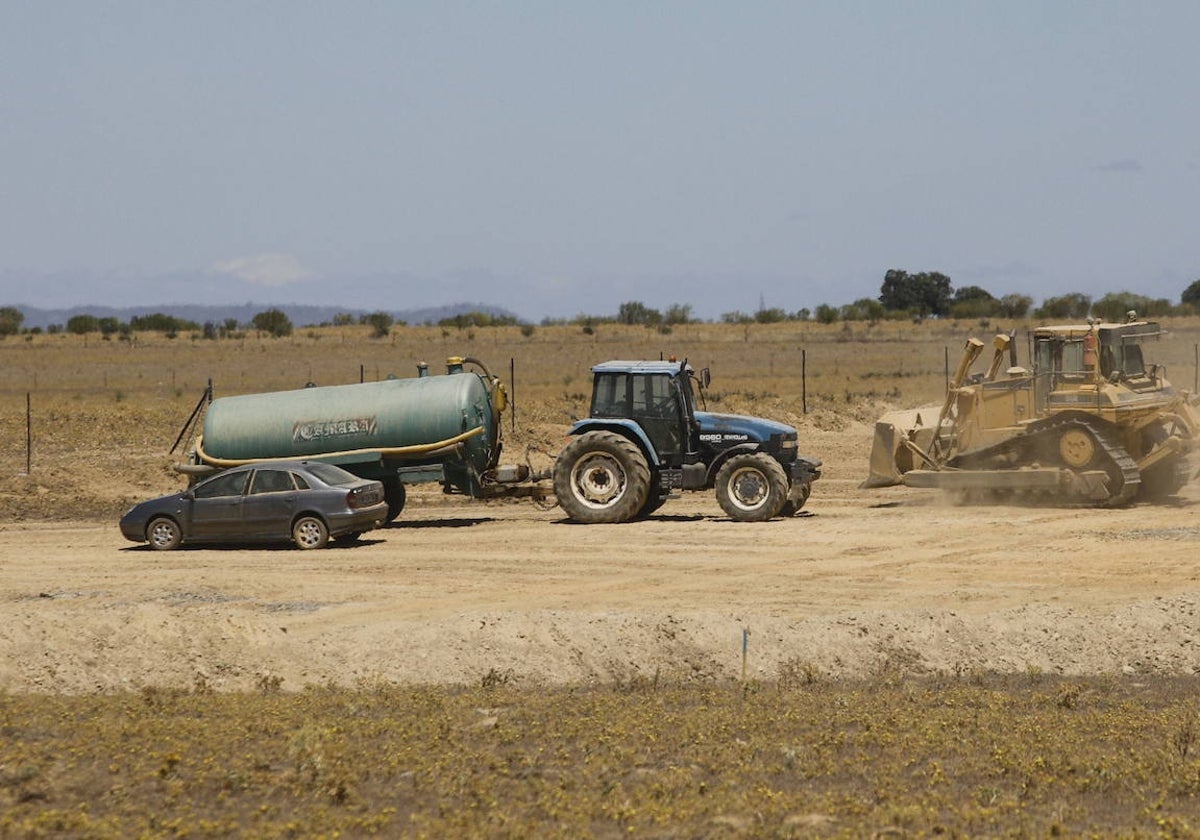 Movimiento de tierras este verano para construir el primer tramo de la futura autovía Cáceres-Badajoz.