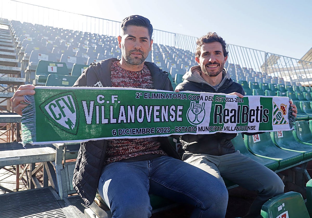 Rafa Ocaña y Melchor Romero sentados en una de las gradas supletorias ya instaladas.