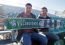 Rafa Ocaña y Melchor Romero sentados en una de las gradas supletorias ya instaladas.