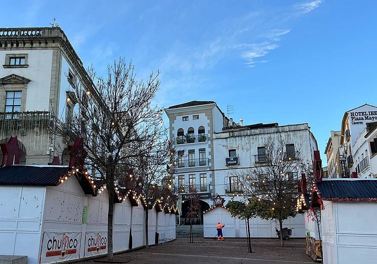 Mercado navideño en la Plaza Mayor de Cáceres.