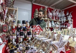 Puesto de adornos navideños que llega por primera vez al mercado navideño del Paseo de Cánovas.