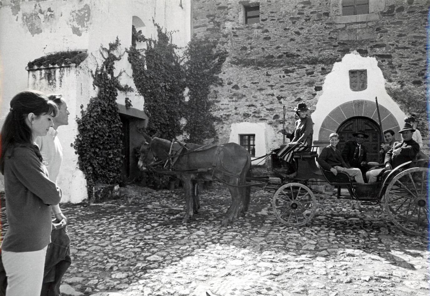 Audrey Hepburn y Mel Ferrer en el patio de Pascualete, finca que está a 10 kilómetros de Trujillo. A la derecha la condesa de Romanones, en un coche de caballos.