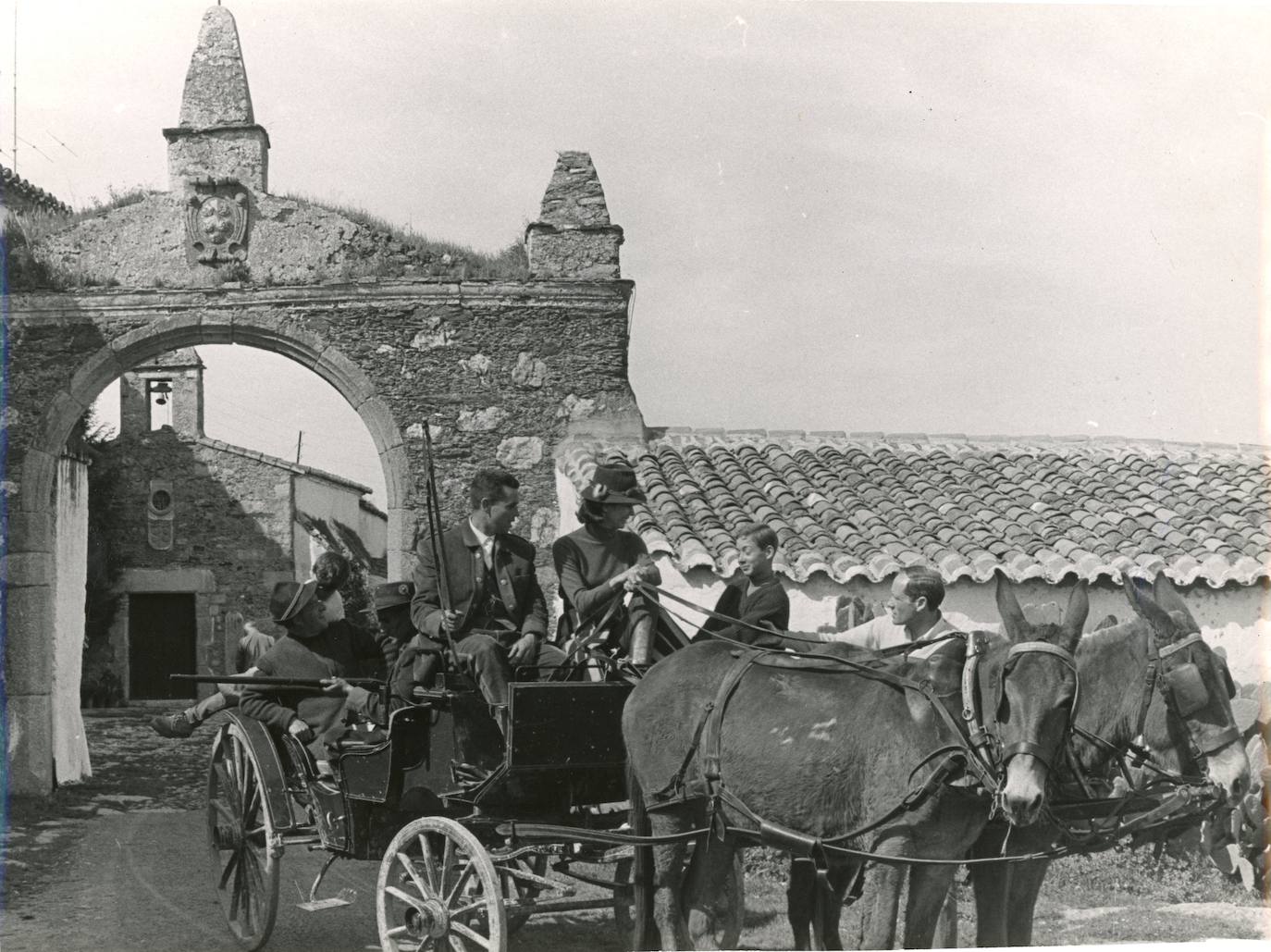 Fotografía tomada por Audrey Hepburn de los condes de Romanones con su hijo Miguel y Mel Ferrer, a la salida del palacio de Pascualete.