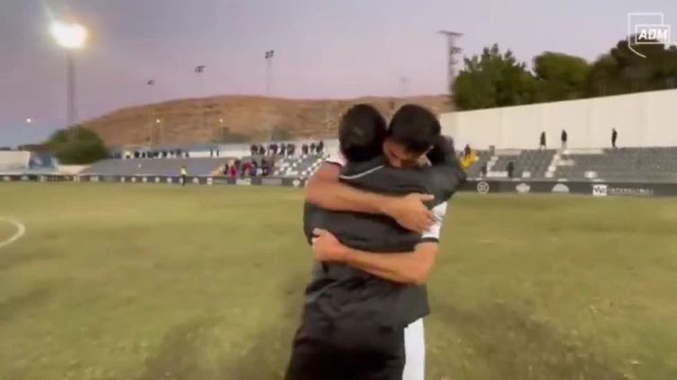 Los jugadores del Mérida celebran la victoria en Alicante ante el Intercity