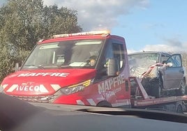 Estado en que ha quedado el vehículo tras chocar con una encina después de haberse salido de la Ex-100 este sábado.HOY