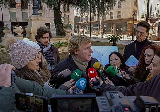 El alcalde, Ignacio Gragera, atiende a los medios de comunicación en una imagen de archivo.