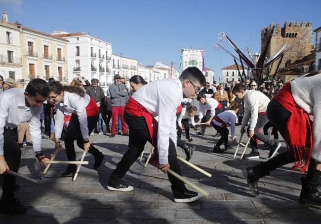 Las actividades se desarrollaron con bailes y folclore en la Plaza Mayor.