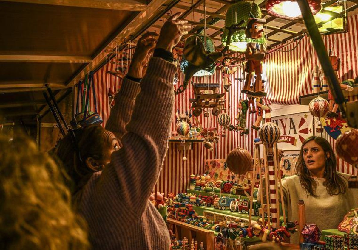 Uno de los puestos con juguetes de madera y artesanía en San Francisco.