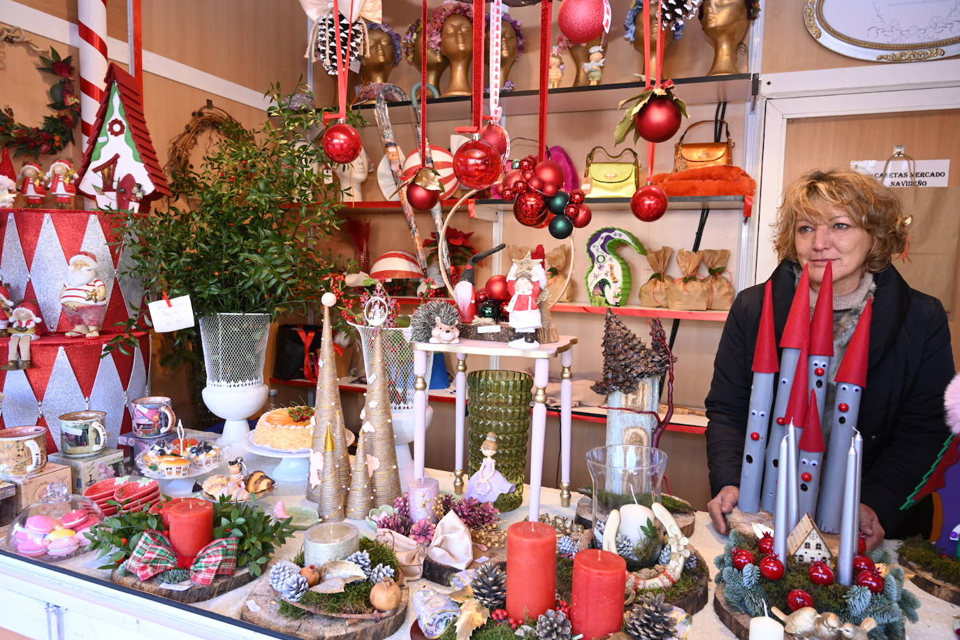 La oferta de bolas para el árbol, velas y decoración con motivos navideños ocupan buena parte del Paseo de San Francisco.