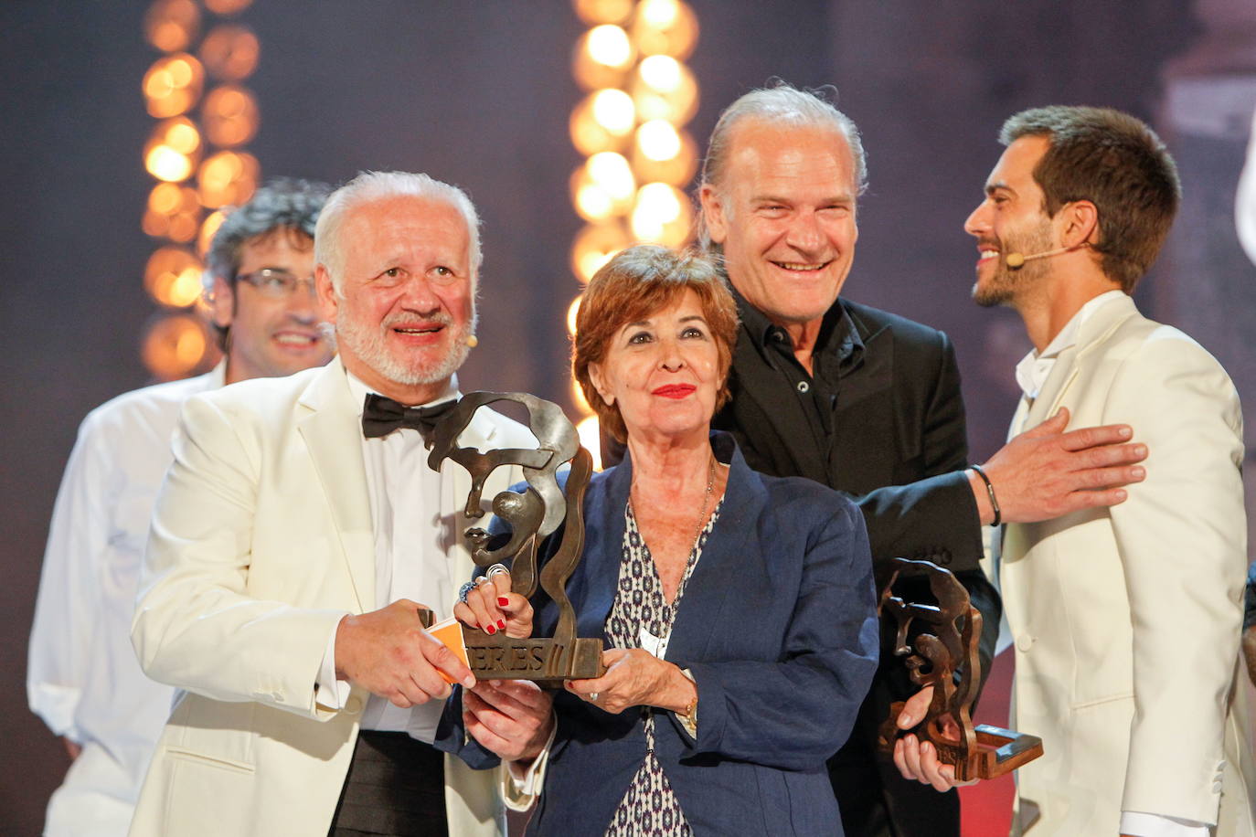 En 2014, una emocionada Concha Velasco recibía de su «amigo» Juan Echanove el Premio Emérita Augusta por su larga trayectoria. Un año antes había triunfado sobre la arena emeritense con su papel de la vengativa Hécuba.