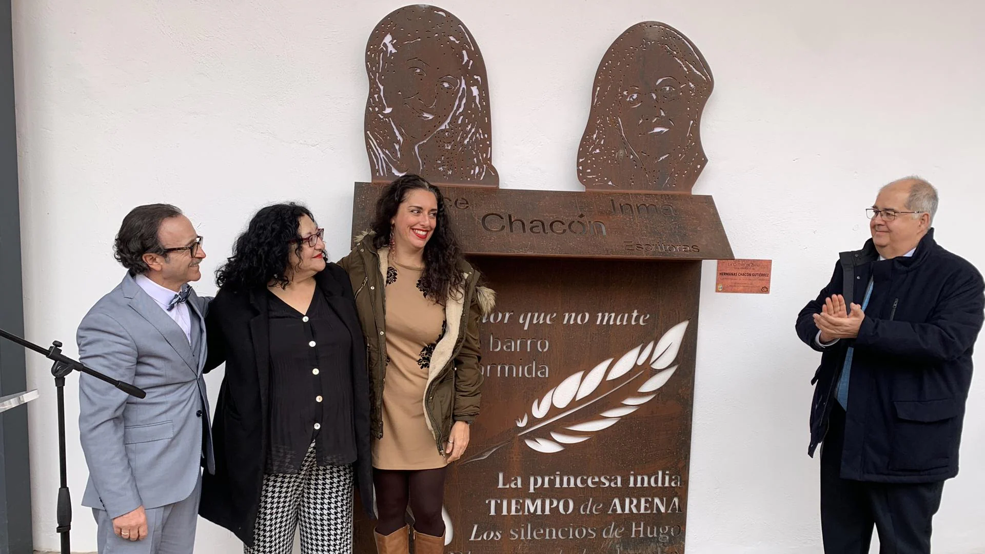 Monumento a las hermanas Chacón en Zafra en el 20 aniversario de la muerte  de Dulce | Hoy