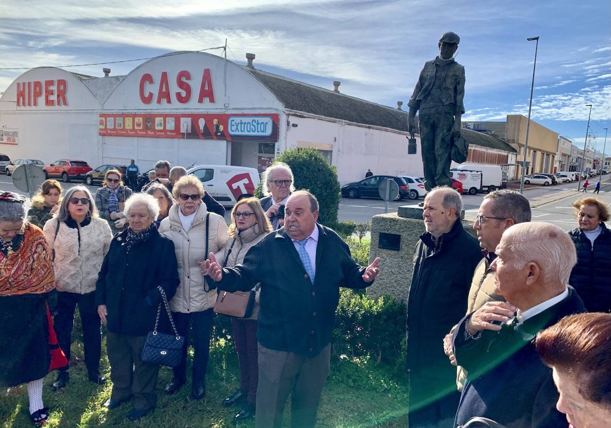 Imagen principal - Arriba, Antonio del Amo, presidente de Amam, junto a los participantes en el homenaje. Debajo, Laura, bisnieta de minero, Isidora, nieta, y Nina, hija, junto a la estatua. La actuación musical de la asociación de folclore amenizó la mañana. A. M.