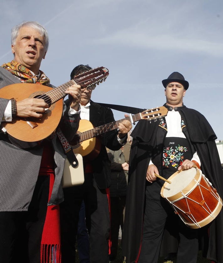 Imagen secundaria 2 - Arriba, Antonio del Amo, presidente de Amam, junto a los participantes en el homenaje. Debajo, Laura, bisnieta de minero, Isidora, nieta, y Nina, hija, junto a la estatua. La actuación musical de la asociación de folclore amenizó la mañana. A. M.