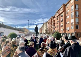 Un momento del homenaje en el corazón de Aldea Moret, junto a la estatua del minero.