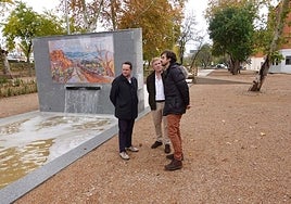 El alcalde, Ignacio Gragera, entre los concejales de Urbanismo y Parques y Jardines, junto al nuevo mural de Pedraja.