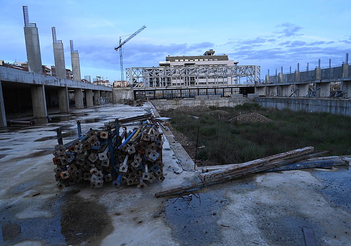 Interior de la piscina, con la obra ejecutada al 26%, este lunes.