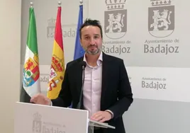 El portavoz del PSOE, Ricardo Cabezas, en rueda de prensa este martes.