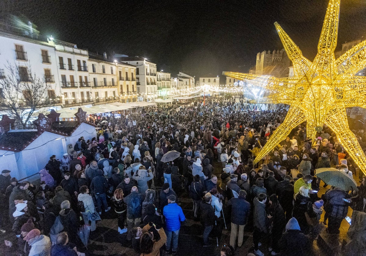 Muchos cacereños se acercaron este martes a la Plaza Mayor para asistir al encendido oficial de la iluminación navideña.