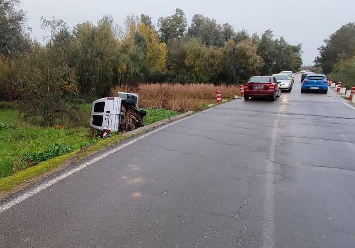 La furgoneta se salió de la vía antes de entrar en el badén, a escasos metros del cauce del Guadiana.