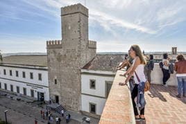 Torre de Santa María, vista desde la Torre de los Acevedo.